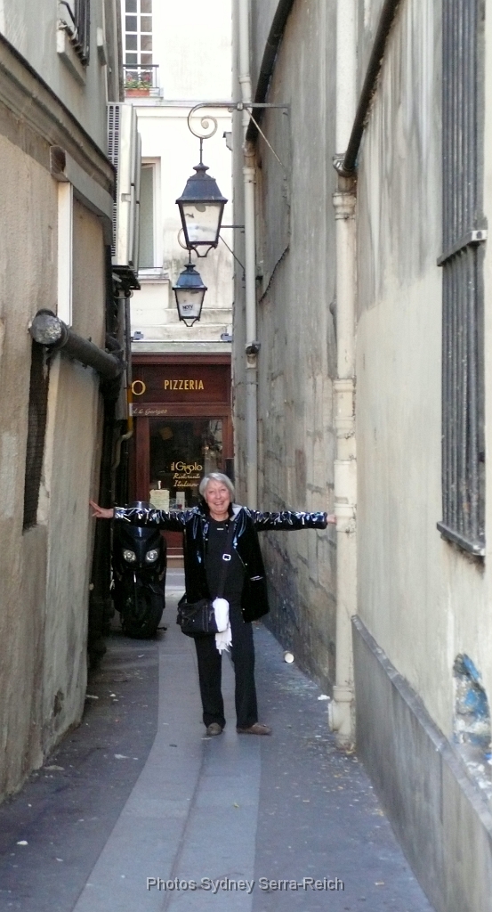Paris  La rue du Chat Qui Peche .JPG - Paris, la rue du Chat Qui Pêche. 23 octobre 2013largeur maximale de la rue 1m 80. Longue de 26 m. Dans le quartier latin , perpendiculaire entre le quai St-Michel et la rue de la Huchette ; ouverte en 1540.